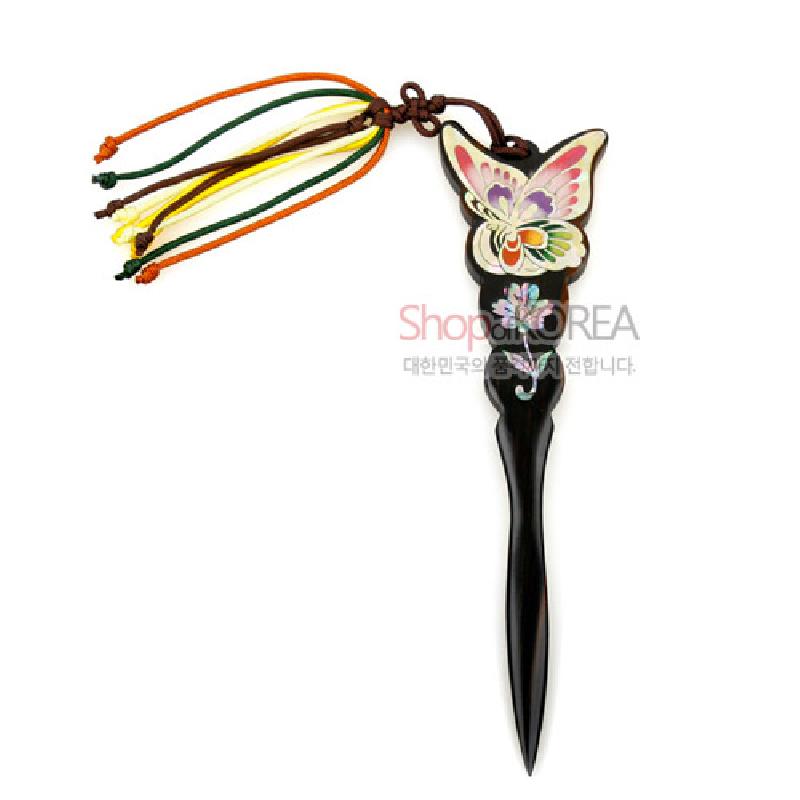 흑단 바탕에 자개 상감으로 나비와 꽃 문양을 넣고 옻칠 마감한 다용도 책갈피 겸 편지칼, 다색 매듭끈 장식.