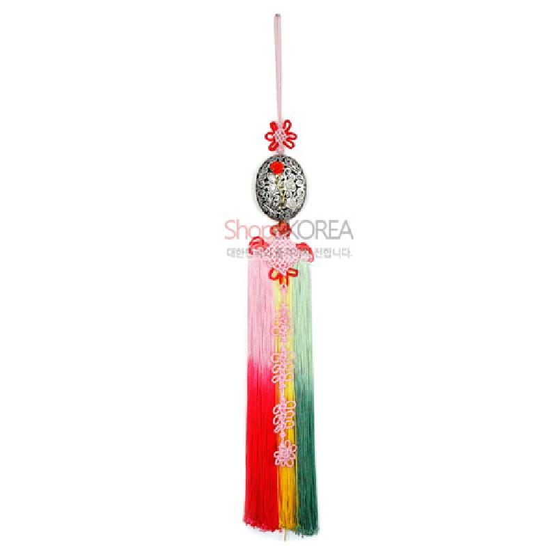 은빛 주석 소재 원형 매화 문양 장식과 분홍·녹색 그라데이션 술, 분홍 전통 매듭 장식이 어우러진 노리개.