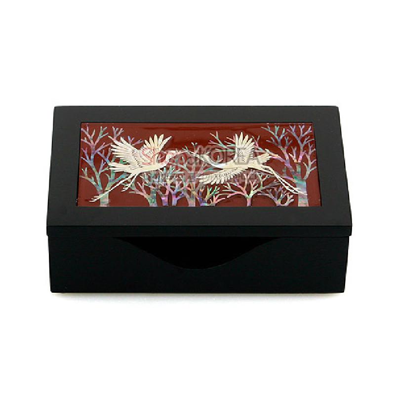 검은 옻칠 나무 위 자개 상감 기법으로 쌍학과 수목 문양을 넣은 무광 명함함.