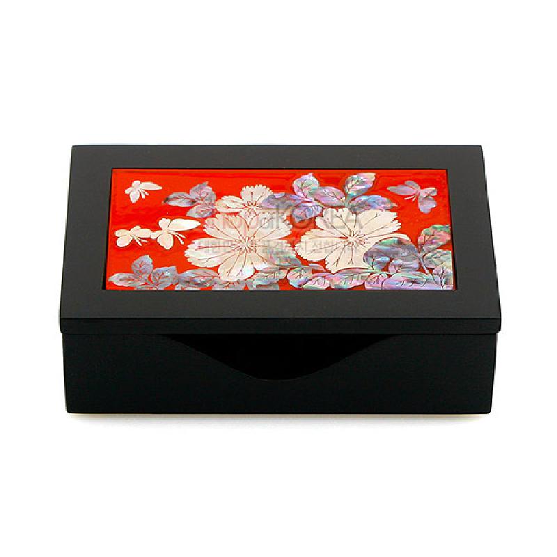 검은 옻칠 바탕 위 붉은 색 배경에 자개 상감으로 꽃과 나비 문양을 넣은 직사각형 명함함.