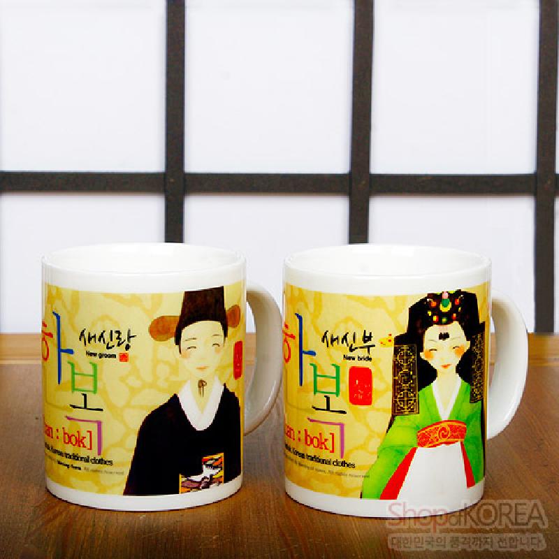 전통 혼례복을 입은 새신랑·새신부 일러스트와 한글 타이포그래피가 인쇄된 컬러 세라믹 머그컵 세트.