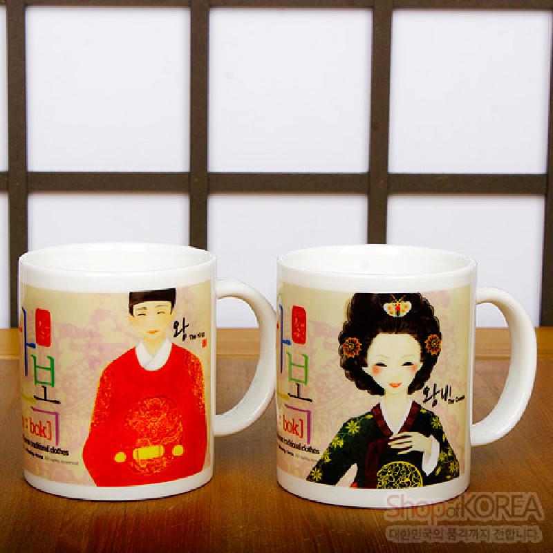 조선시대 왕과 왕비 한복 일러스트가 인쇄된 도자기 머그컵 세트, 화사한 적색과 녹색 채색이 특징인 디자인.