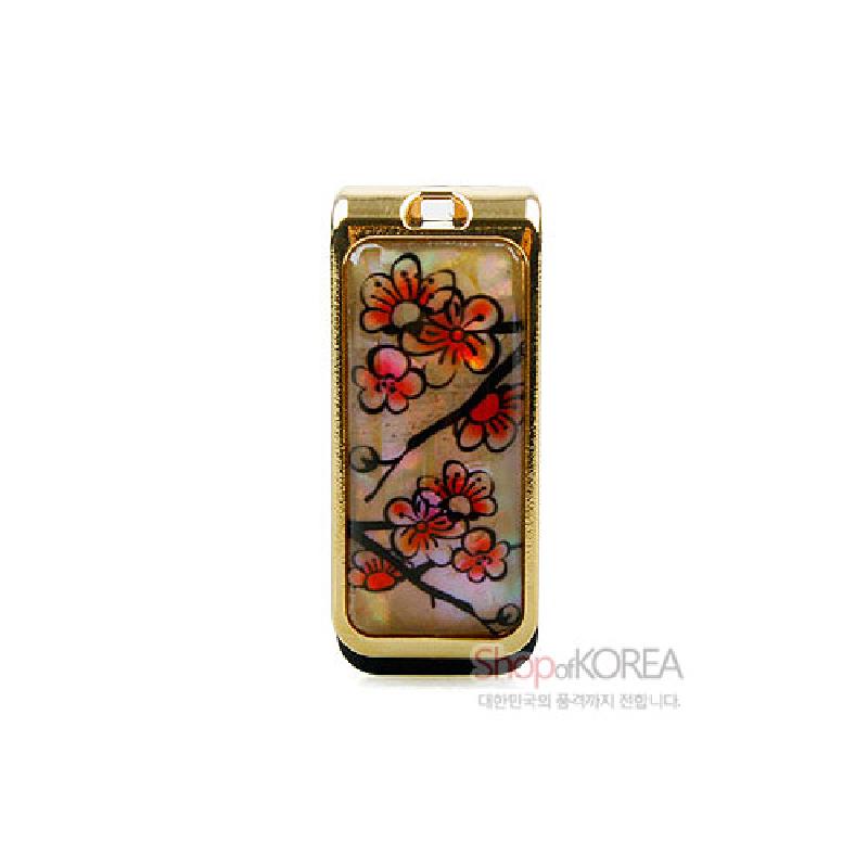 자개 바탕 위에 붉은 매화 가지 문양을 담은 금속 테두리 장식 USB 메모리.