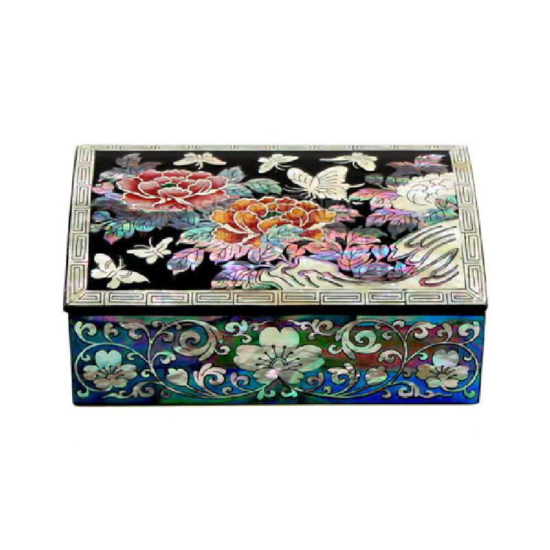 자개 상감 기법으로 흑색 바탕에 목단꽃과 나비, 연화문을 다채롭게 장식한 명함함.