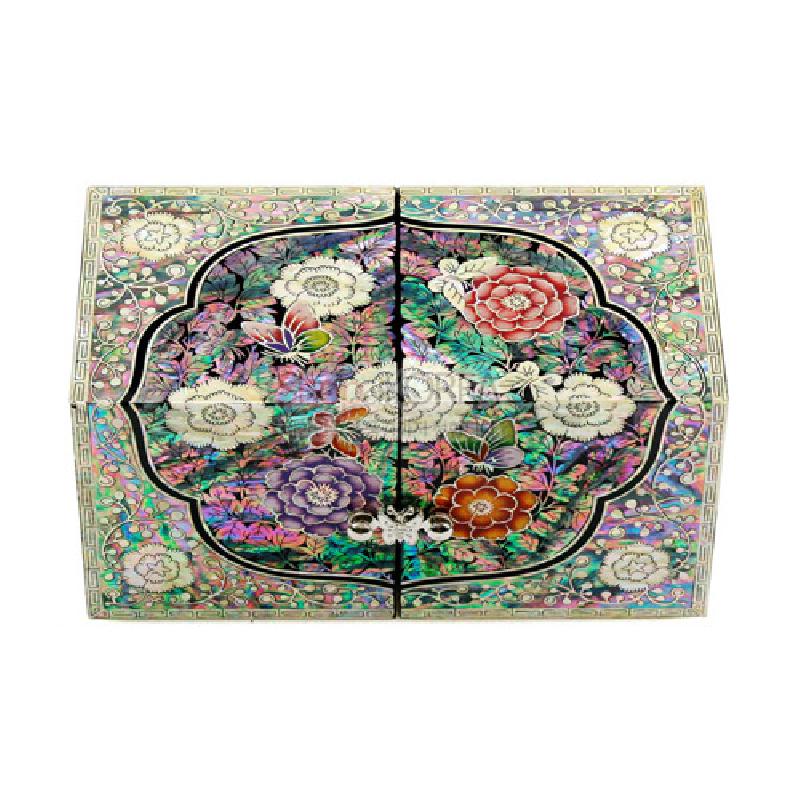 자개 상감 기법으로 옻칠된 흑색 바탕에 다채로운 목단꽃과 나비 문양을 섬세하게 표현한 대형 보석함. 자개 상감 기법으로 옻칠된 흑색 바탕에 다채로운 목단꽃과 나비 문양을 섬세하게 표현한 대형 보석함.