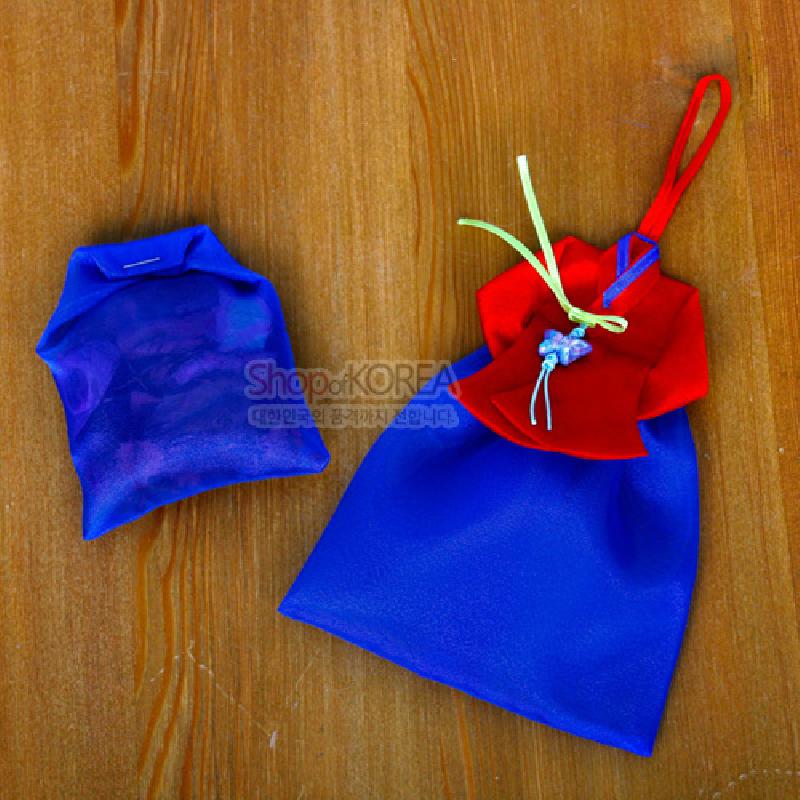 청색 치마와 홍색 저고리 형태의 비단 향주머니, 대비색 끈과 작은 매듭 장식이 특징인 전통 벽걸이 장식.