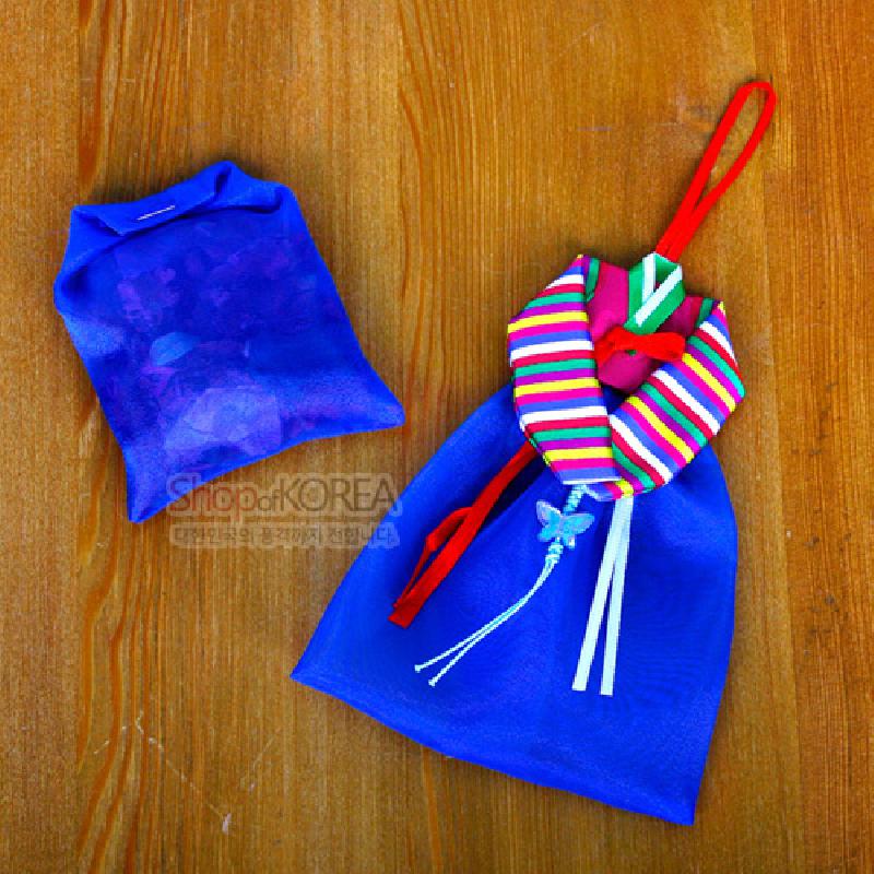 청색 비단 주머니에 색동 저고리 형식의 깃 장식과 나비 매듭 장식을 더한 전통 벽걸이 향주머니.