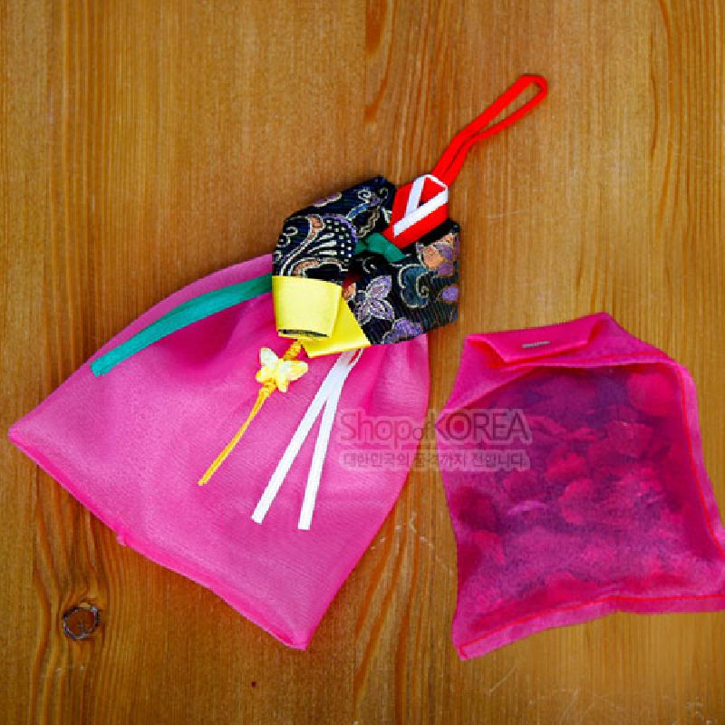 분홍색 비단 주머니에 오방색 한복 저고리 장식과 나비 모양 매듭, 수꽃 문양 천으로 꾸민 전통 벽걸이 향주머니.