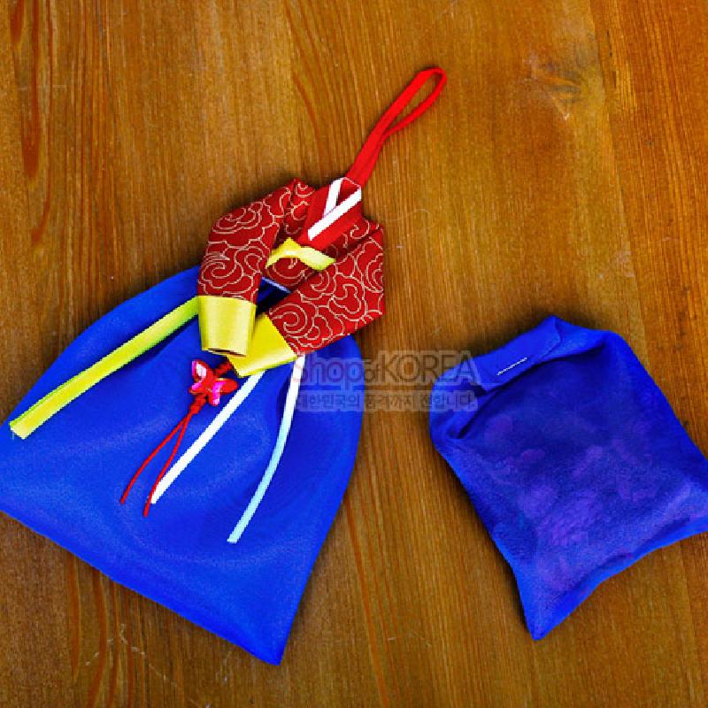 청색 비단 주머니에 붉은 한복 저고리 모양 장식과 노랑·하늘색 리본, 매듭 장식이 더해진 전통 향주머니.