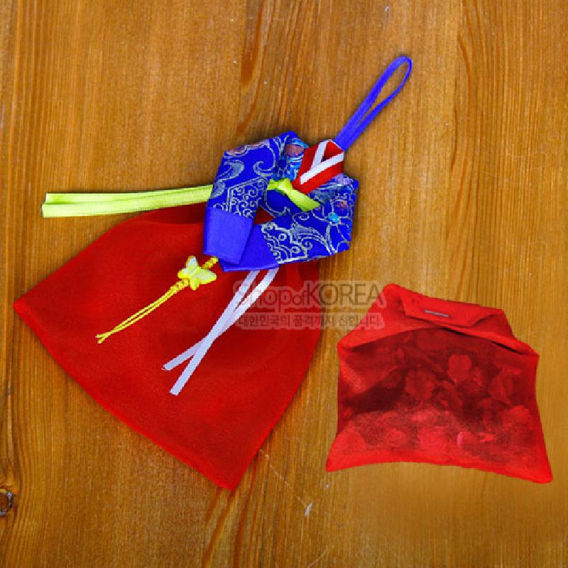 적색 비단 주머니에 청색 한복 윗도리 장식과 노랑·흰색 매듭끈이 더해진 전통 벽걸이 향주머니.