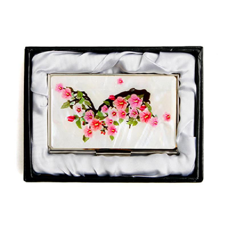 자개로 만든 광택 있는 바탕 위에 분홍색 무궁화와 한반도 실루엣이 채색된 금속 테두리 명함집.