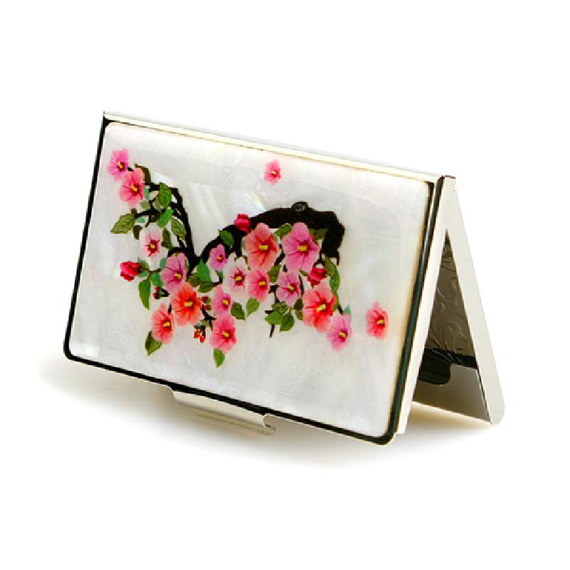 자개로 마감된 표면 위에 분홍색 무궁화와 한반도 실루엣을 채색한 금속 명함집.