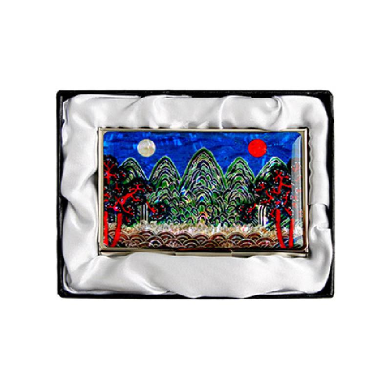 자개 상감 기법으로 일월오봉도 산수와 해·달, 소나무 문양을 표현한 금속 테두리 명함집.