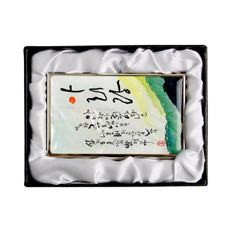 금속 재질 위 수묵담채 기법과 아리랑 가사 서예가 어우러진 직사각형 명함집.