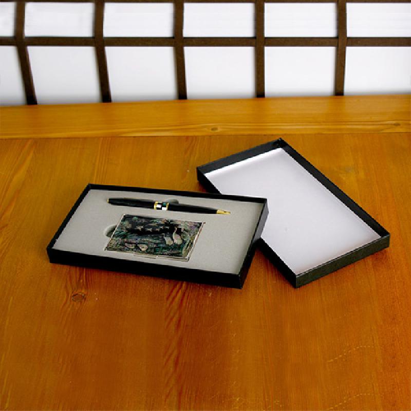 자개 상감 송학 문양 금속 명함케이스와 금색 장식의 블랙 볼펜 세트.