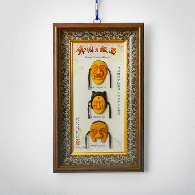 목재 액자에 노란색 계열 하회탈 3형 입체 장식을 세로 배치하고, 가장자리에 전통 문양 패턴을 넣은 장식 액자.