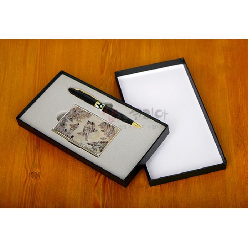 씨름 장면을 담은 전통 회화풍 금속 명함케이스와 금장 포인트의 블랙 볼펜 2종 세트.