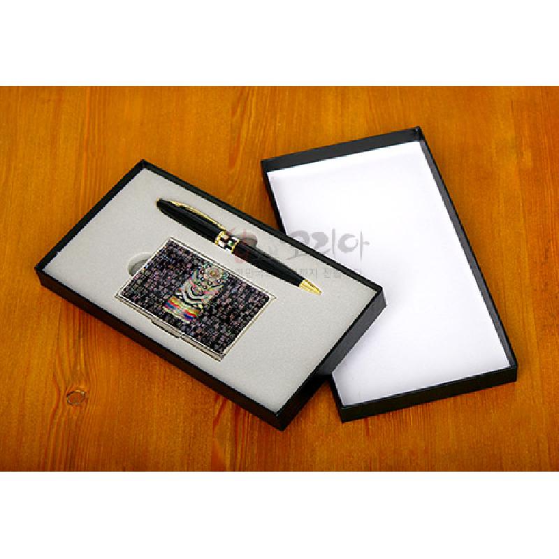 자개 상감 기법으로 시조 글귀와 단청 문양을 넣은 금속 명함케이스와 금장 장식의 검은 볼펜 세트.