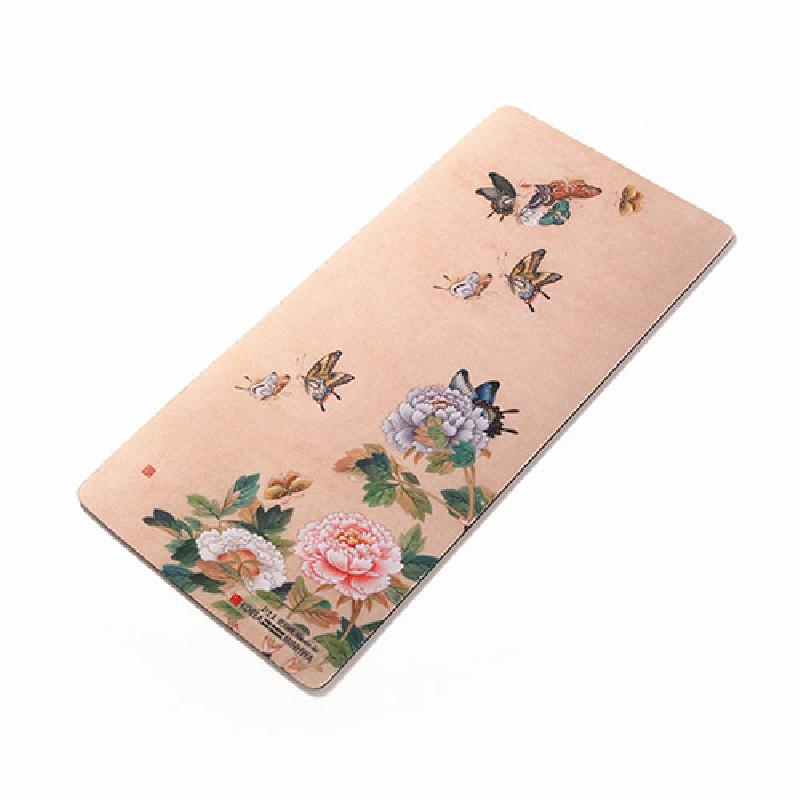 부드러운 패브릭 재질 위에 채색 민화 기법으로 표현된 꽃과 나비 화접도 문양, 파스텔 톤 배경색이 특징인 직사각형 마우스패드.