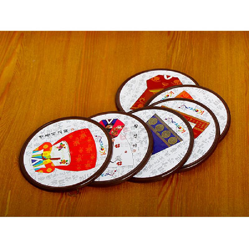 한글 배경의 원형 받침에 한복 문양과 다채로운 전통 색상을 인쇄한 합성수지 컵받침 세트.