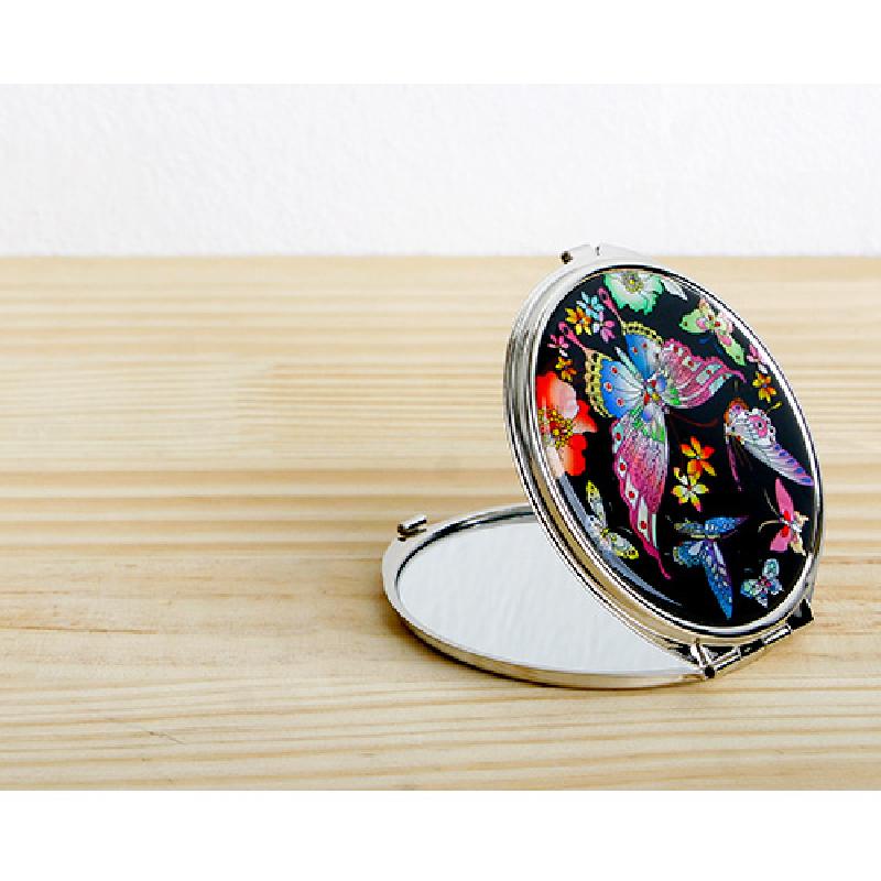 검은 옻칠 바탕 위에 자개 상감으로 형형색색 호랑나비와 꽃문양을 넣은 금속 테두리 원형 손거울.