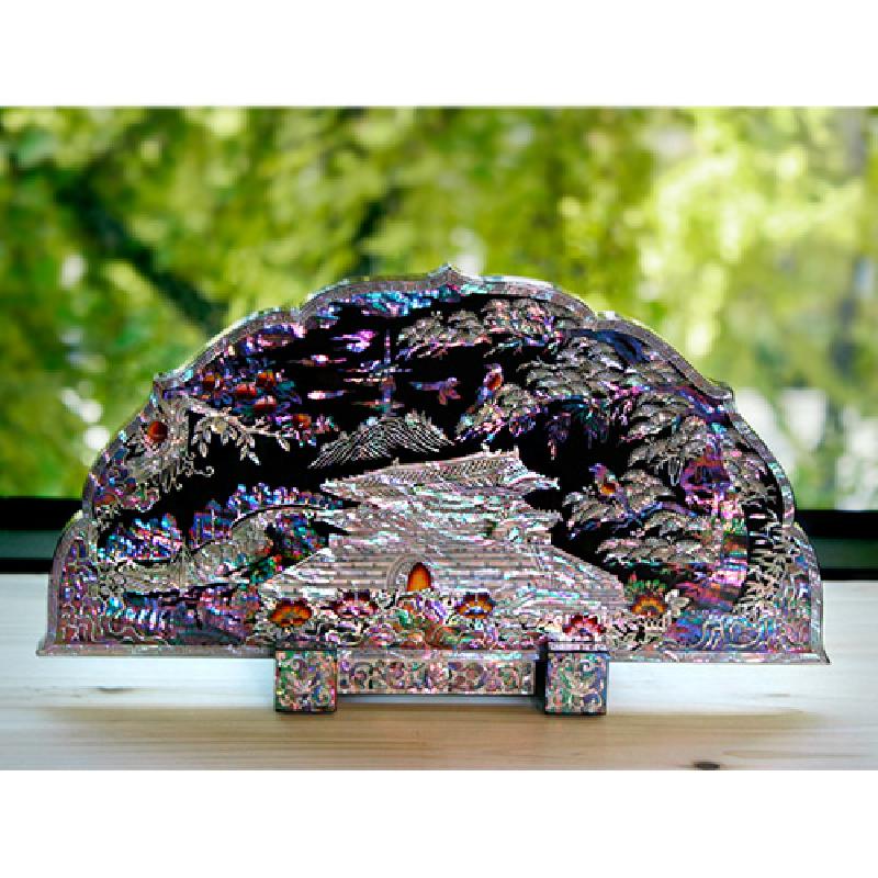 자개 상감 기법으로 남대문과 산수 풍경을 표현한 곡선형 나전칠기 패 장식품.