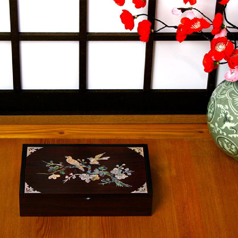 자개 상감 기법으로 매화와 새 문양을 넣은 짙은 갈색 옻칠 나무 메모함.