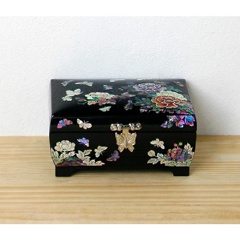 흑색 옻칠 바탕에 자개 상감으로 목단꽃과 나비 문양을 장식한 직사각형 보석함.