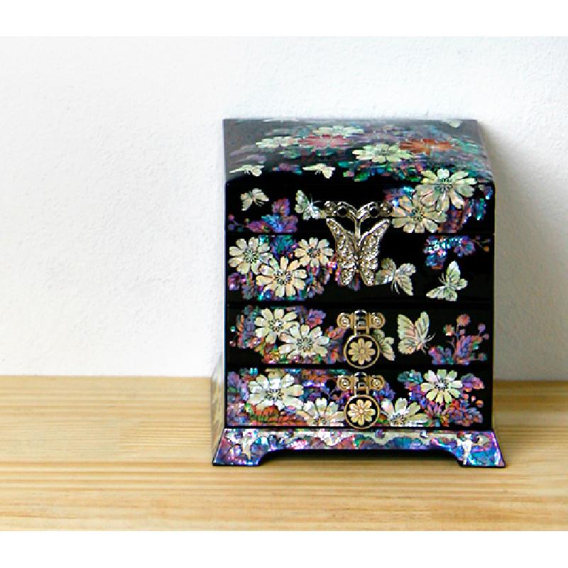 흑색 옻칠 바탕에 자개 상감으로 국화와 나비 문양을 장식한 2단 서랍함 형태의 공예품.