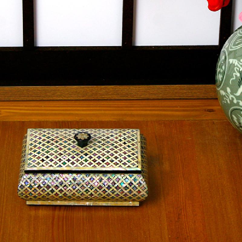자개 상감 기법으로 촘촘한 격자 전통문양을 넣고 옻칠 마감한 사각형 명함함.