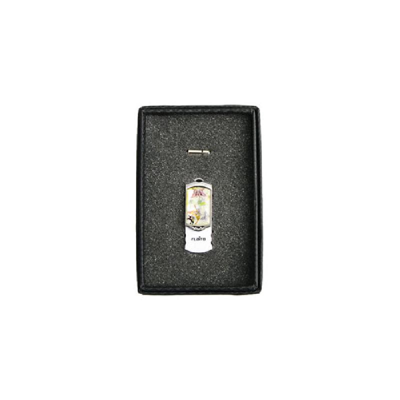 자개 상감 기법으로 표현된 나비와 꽃 문양이 있는 금속 테두리 USB 메모리, 은백색과 파스텔 색조 장식.