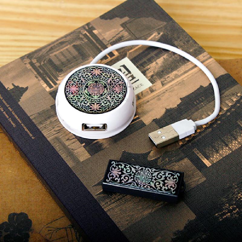 자개 상감 기법으로 표현된 오방색 당초무늬가 특징인 원형 허브와 USB 메모리 세트. 자개 상감 기법으로 표현된 오방색 당초무늬가 특징인 원형 허브와 USB 메모리 세트.