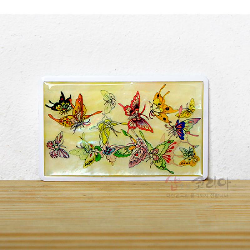 은은한 아이보리 색 자개 바탕 위에 다채로운 색상의 나비 문양이 섬세하게 장식된 카드형 USB 메모리.