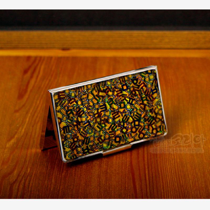 금속 테두리에 다채로운 색감의 기하학 패턴 자개 장식을 더한 직사각형 명함집.