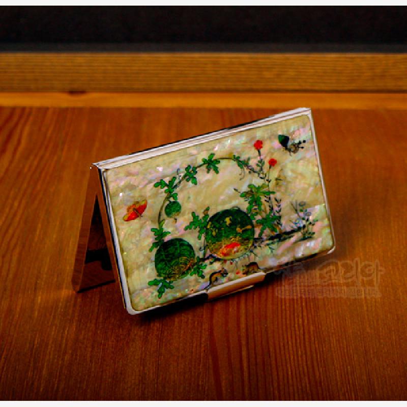 자개 바탕 위에 수박과 초충도 문양을 섬세한 채색으로 표현한 금속 테두리 명함집.