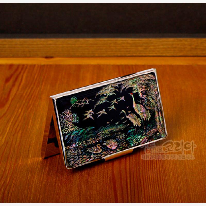 자개 상감 기법으로 송학과 연못 풍경을 표현한 검은 바탕 금속 명함집.