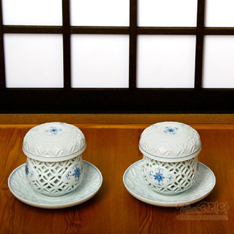 백자 재질의 투각 기법으로 제작된 2인 다기잔세트, 청색 식물문양과 기하학적 음각무늬가 어우러진 디자인.