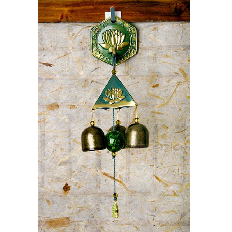 황동 재질의 삼각형 프레임과 종, 연꽃 양각 문양, 녹색 구슬 장식이 어우러진 풍경종.