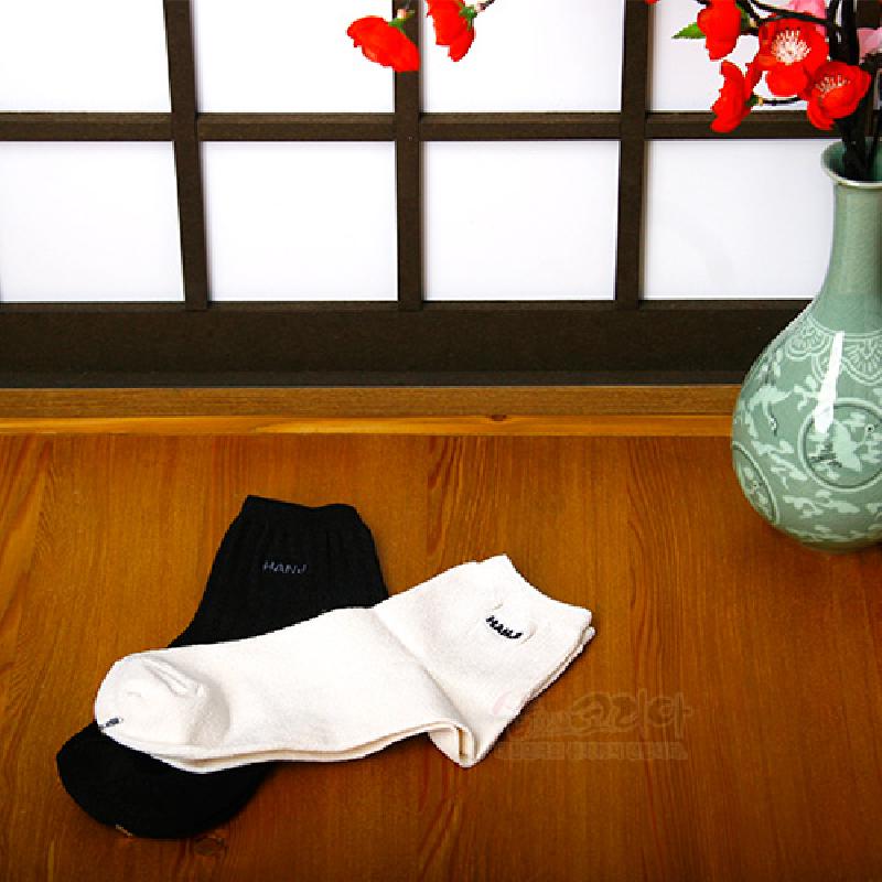 검정색과 흰색의 한지 혼방 소재로 제작된 여성용 발목 양말 세트, 심플한 무지 디자인과 배색 대비가 특징인 구성.