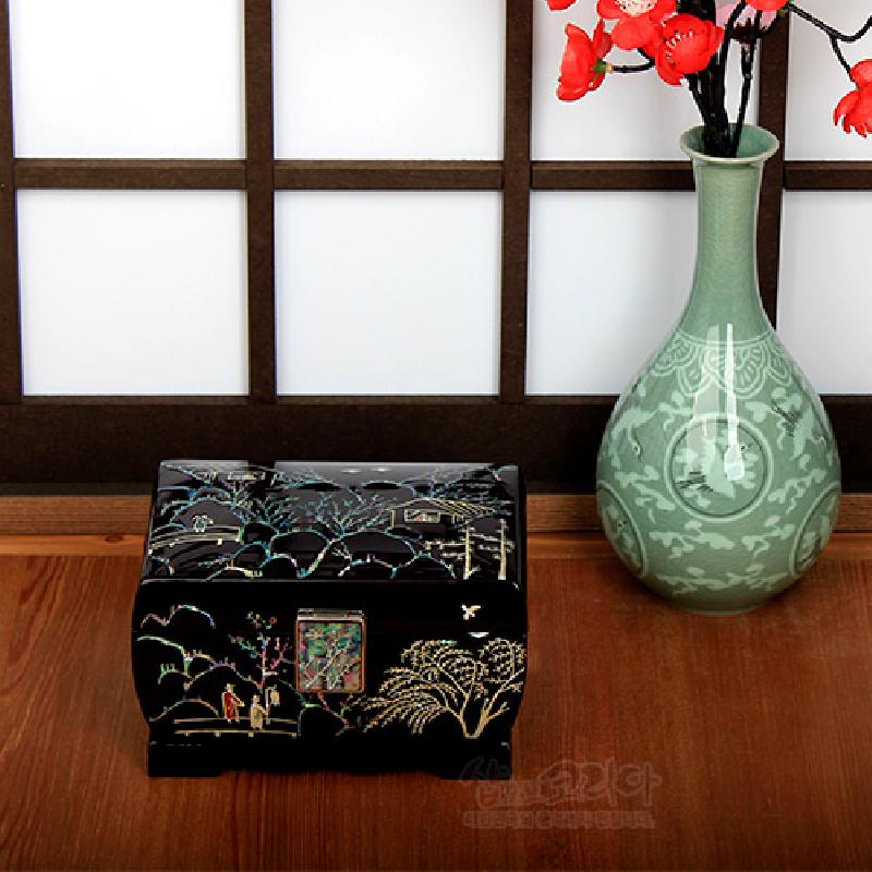 흑색 옻칠 바탕에 자개 상감으로 매화와 산수 풍경을 표현한 유광 굴림 형태 보석함.
