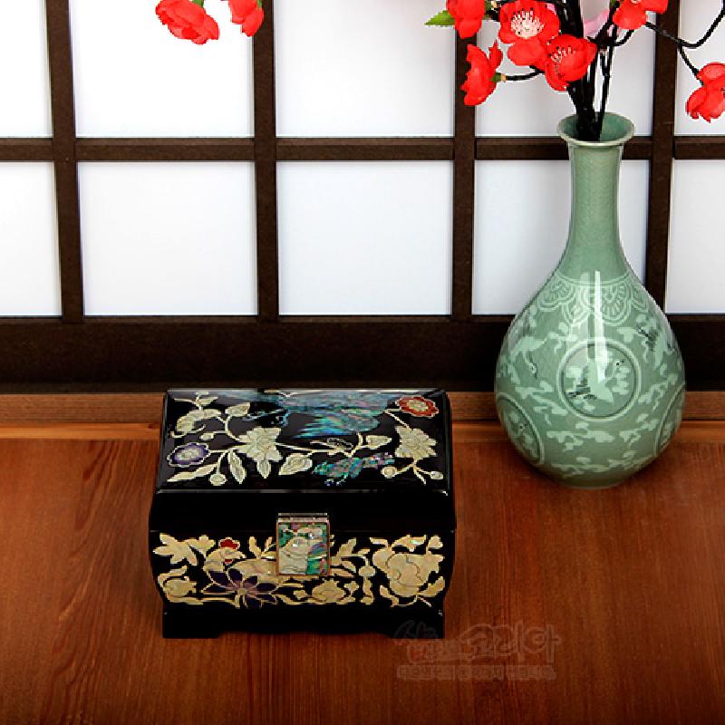 흑색 유광 옻칠 위에 자개 상감으로 화조문을 표현한 금속 장식 잠금 장치의 굴림 보석함.