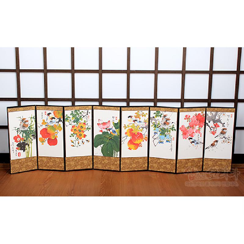 실크 재질 위에 전통 화조도 채색화가 그려진 8폭 병풍, 금색 전통문양 테두리 장식.