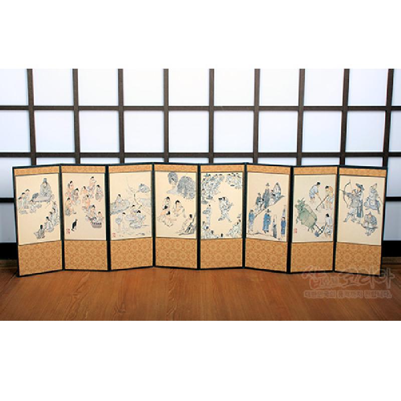 실크 재질의 8폭 병풍에 김홍도 풍속화를 담고, 연황색 단색 바탕과 전통 꽃문양 금색 띠 장식이 특징인 실내 장식품.