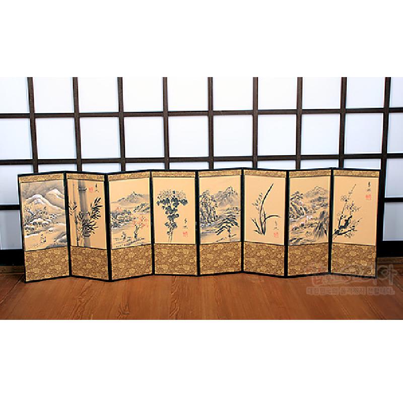 실크 재질의 8폭 병풍에 산수화와 사군자 먹선화가 그려지고 금색 전통 문양 비단 천으로 하단을 장식한 구성.