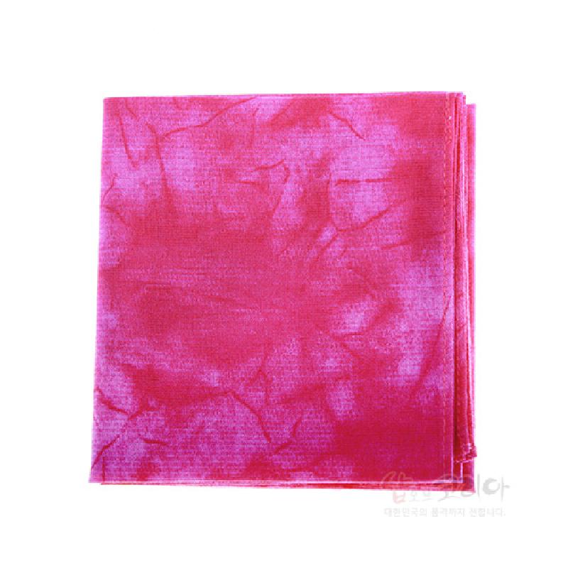 분홍색 계열의 한지 소재에 나염 기법으로 은은한 번짐 무늬가 표현된 사각 손수건.