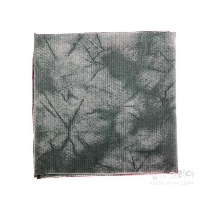 한지 소재에 회색 계열 나염 기법을 더해 번짐무늬와 잔잔한 직조결이 어우러진 사각 손수건.