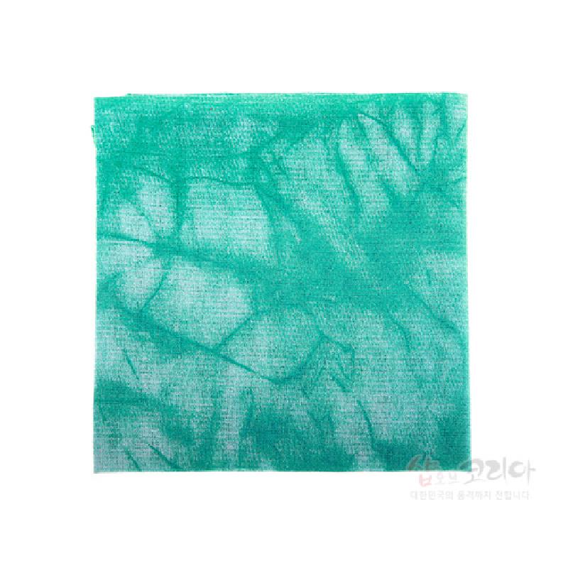 한지 재질에 나염 기법을 사용한 손수건, 짙고 옅은 녹색 번짐 무늬가 특징인 디자인.