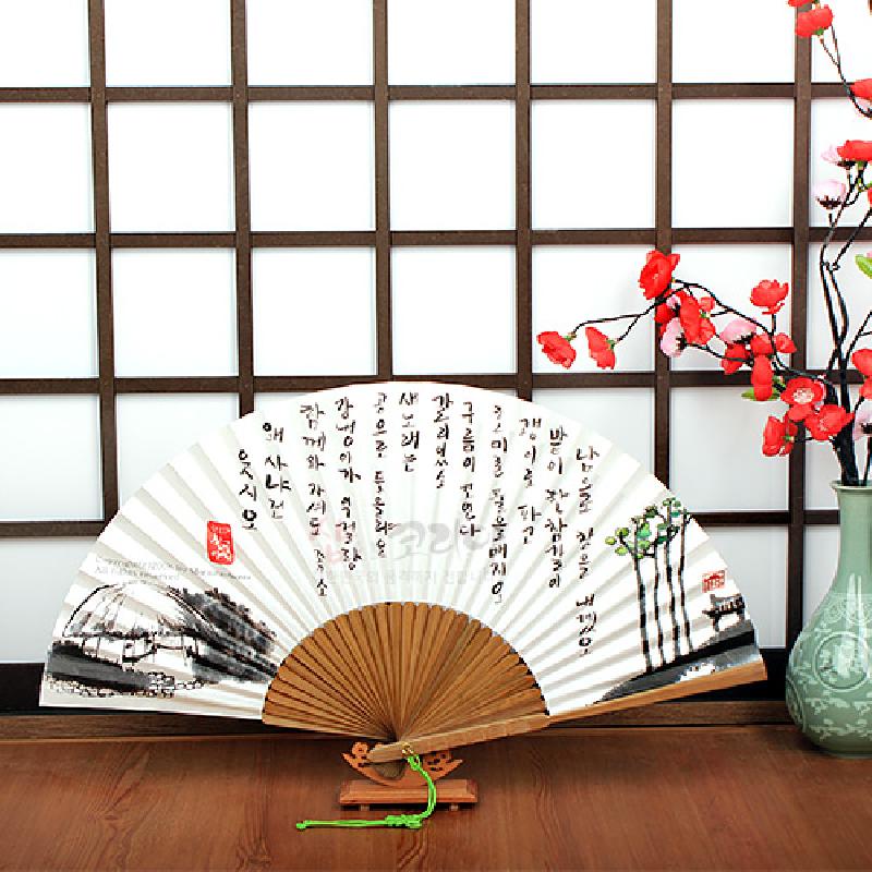 대나무살 구조 위에 한지 부채살을 펼친 형태, 수묵 산수화와 한글 서예, 붉은 낙관 인장이 어우러진 전통 부채.