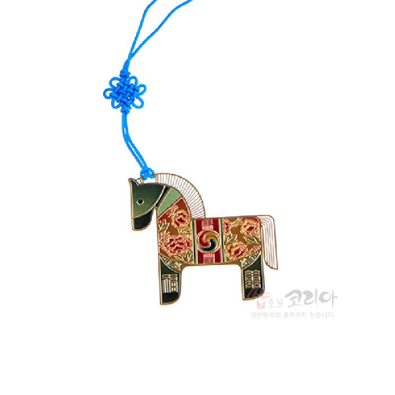 금장 금속 재질에 붉은색·녹색 채색과 태극 및 전통 문양을 넣은 말 형상 책갈피, 파란색 전통 매듭 끈 장식.