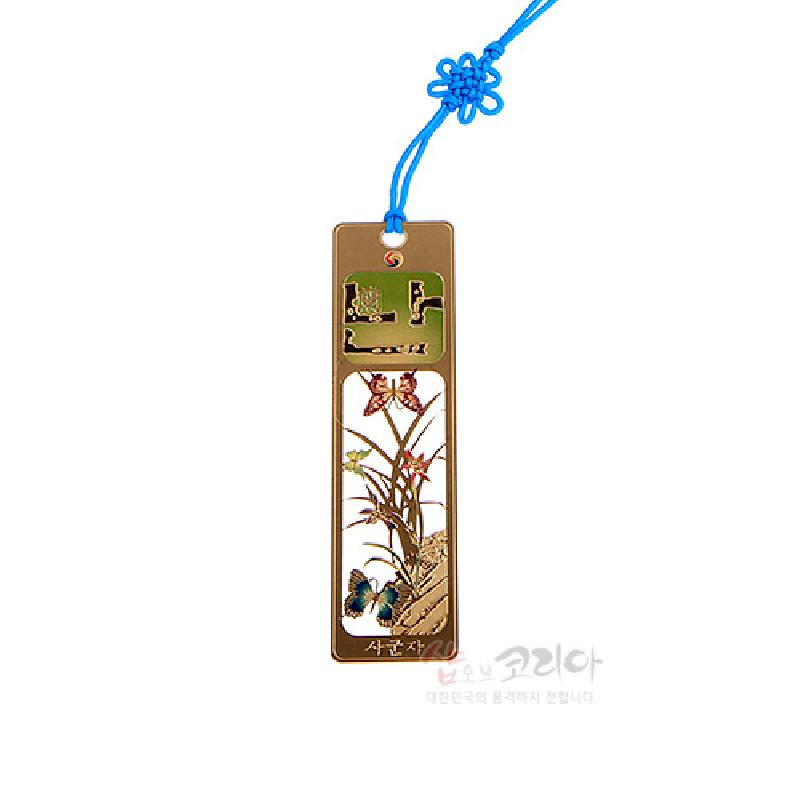 금장 금속 재질에 난초와 나비 문양을 섬세하게 채색한 직사각형 책갈피, 상단 청색 매듭 끈 장식.